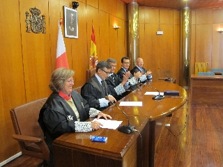 Carmen de la Roza junto al titular del Juzgado nº 5, el presidente del TSJC, el fiscal superior y el secretario de Gobierno en funciones